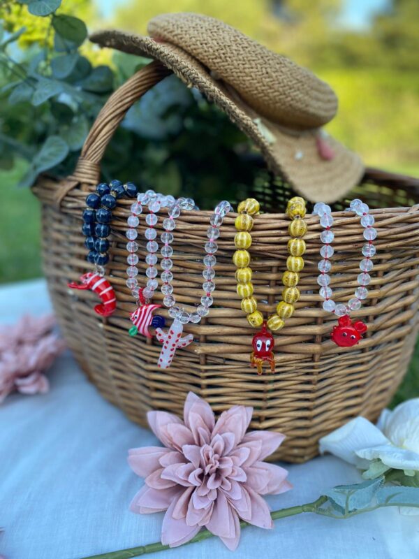 Primera edición de collares artesanales diseñados y hechos a mano por Geles. Inspirados en la luz, la naturaleza y la magia del verano.