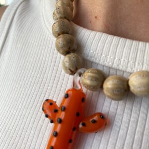 Collar artesanal de mujer “Cactus” – Figura en cerámica hecha a mano por Geles