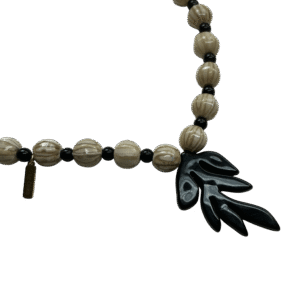Collar Hoja Negra con Cuentas de Cerámica