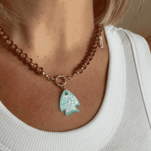 Collar Artesanal de Mujer “Pez Azul” – Hecho a Mano