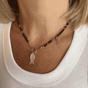 Collar Elegancia Marina con Pez de Nácar y Cuentas Marrones