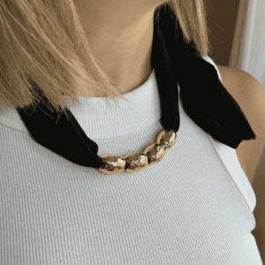 Collar Elegancia Nocturna de Cinta Negra y Detalles Dorados