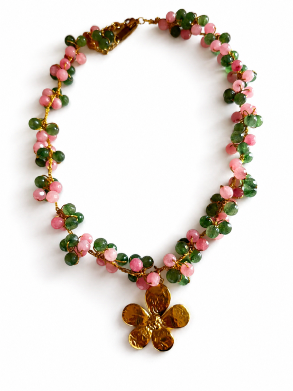 Crochet con Cuentas Rosas y Verdes y Flor Dorada
