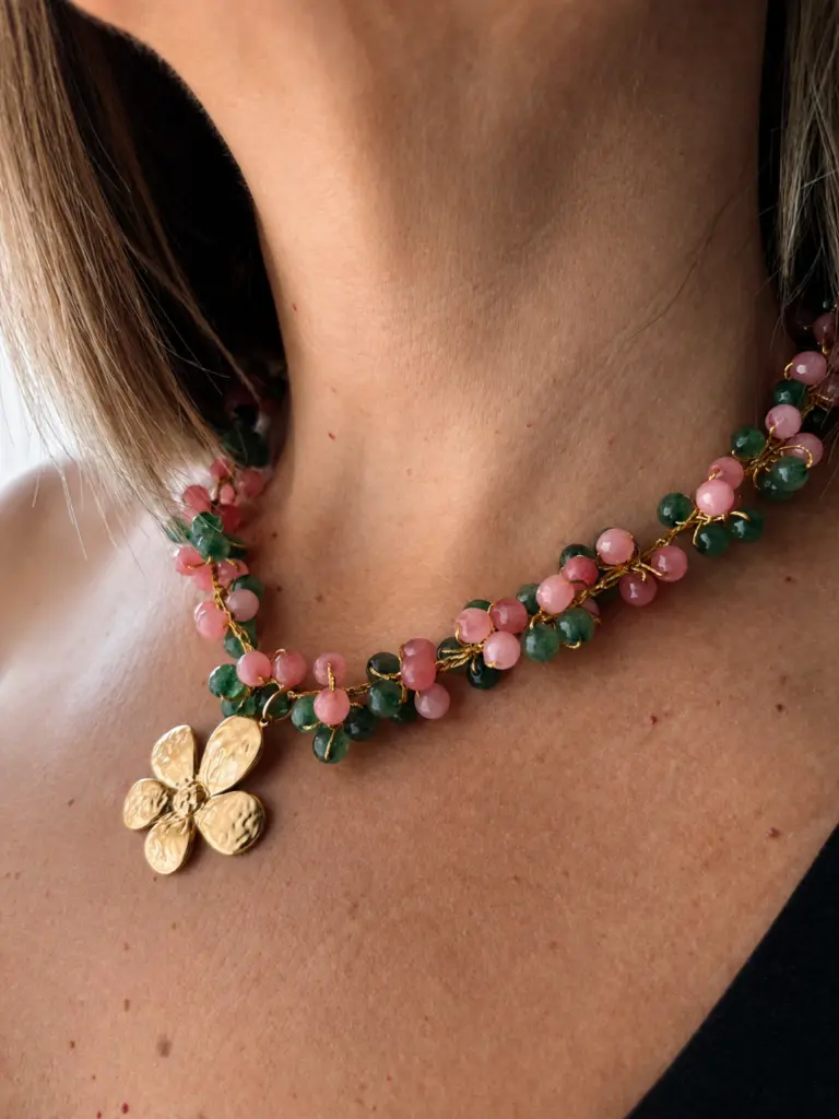 Crochet con Cuentas Rosas y Verdes y Flor Dorada
