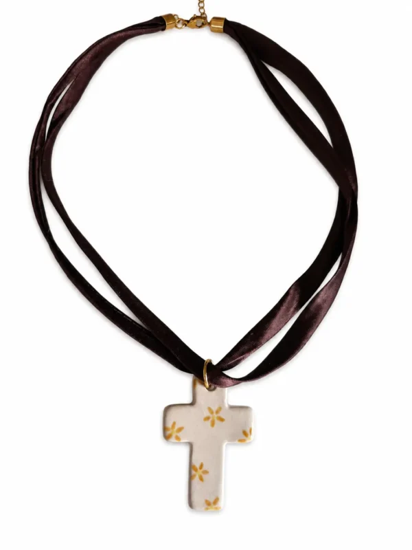 Cruz de Cerámica con Cordón Marrón de Seda