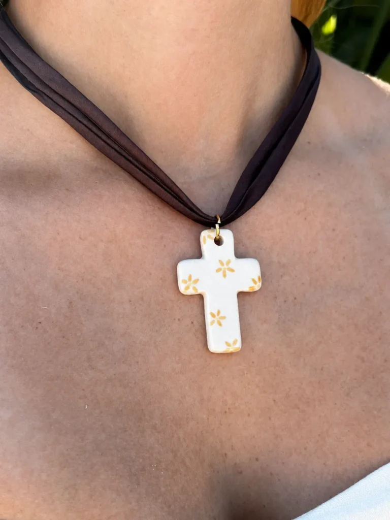 Cruz de Cerámica con Cordón Marrón de Seda