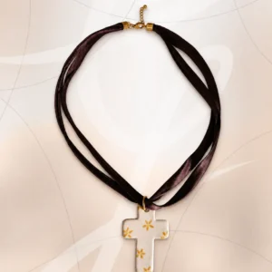 Cruz de Cerámica con Cordón Marrón de Seda