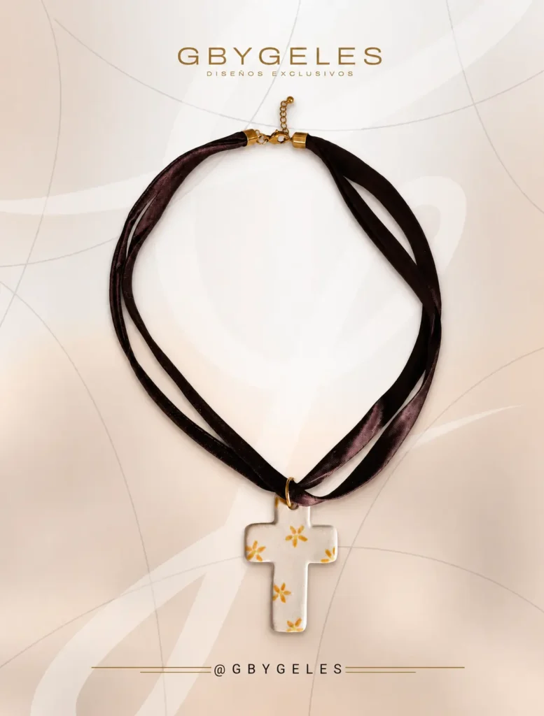 Cruz de Cerámica con Cordón Marrón de Seda GbyGeles