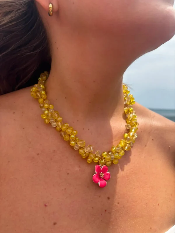 Crochet de Cuentas Amarillas con Flor Esmaltada Rosa