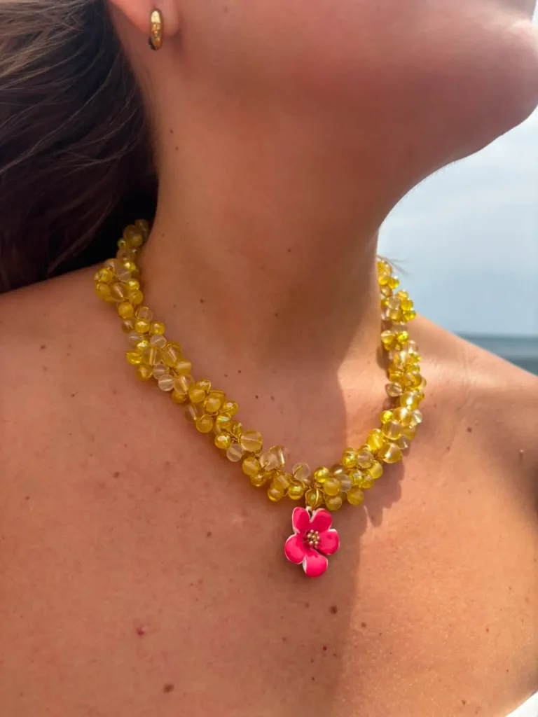 Crochet de Cuentas Amarillas con Flor Esmaltada Rosa
