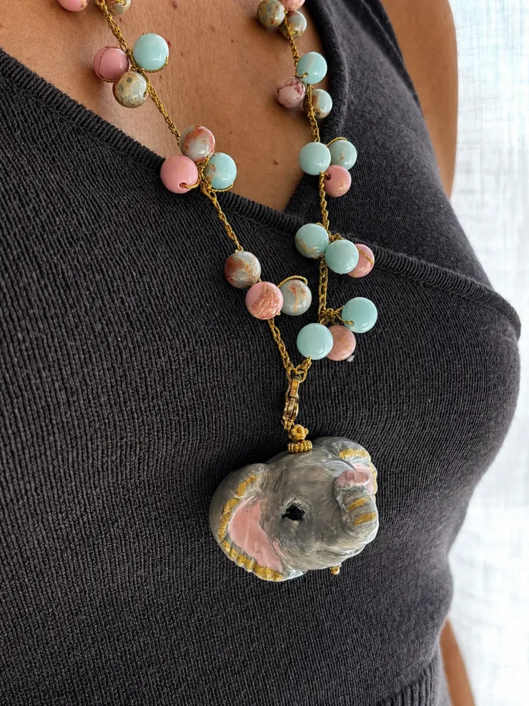 Elefante de Cerámica y cuentas rosas y azules de Crochet segunda vista