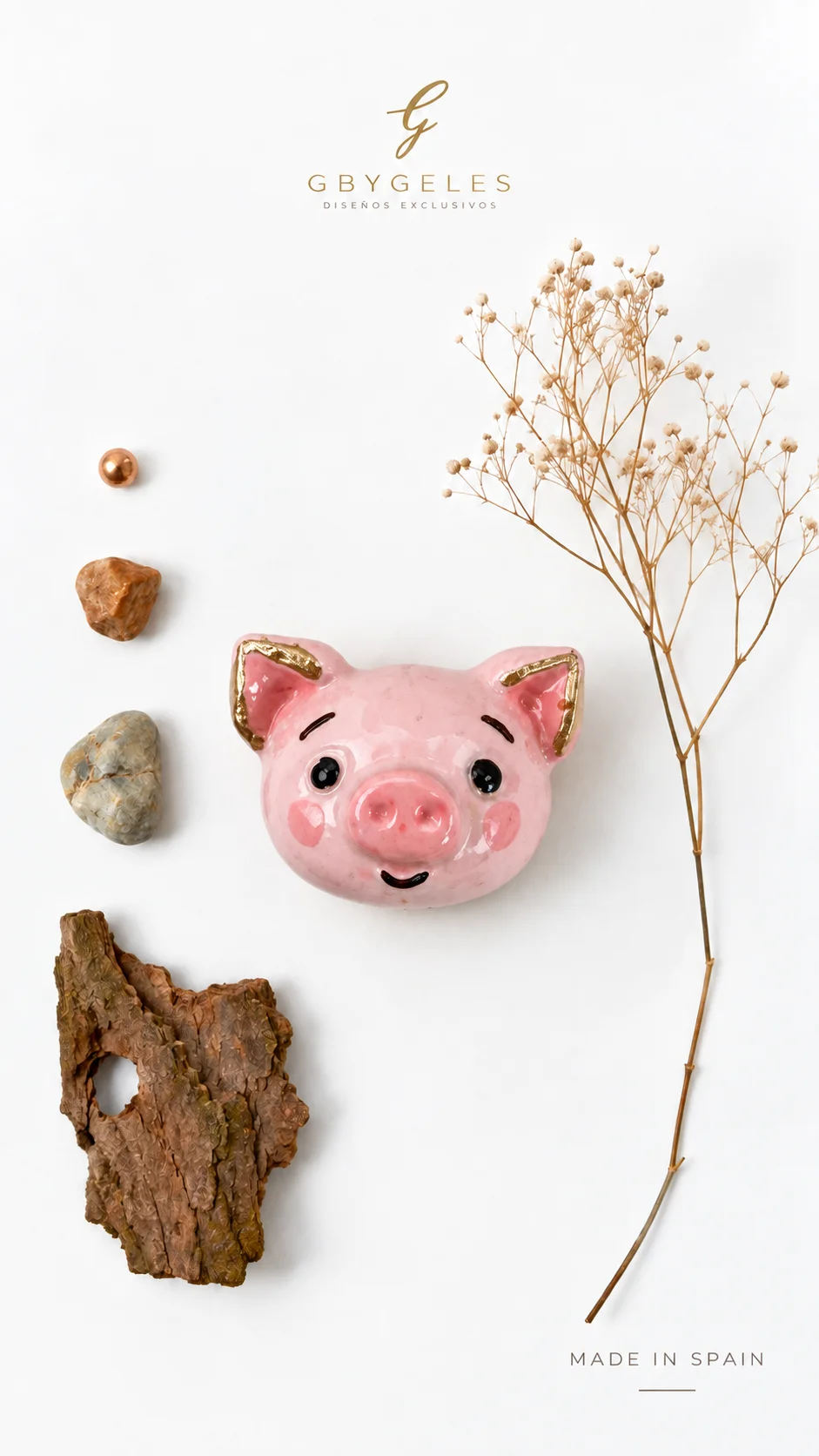 Colgante cerdito de cerámica rosa pintado a mano con detalles en oro, edición Bambini de GbyGeles
