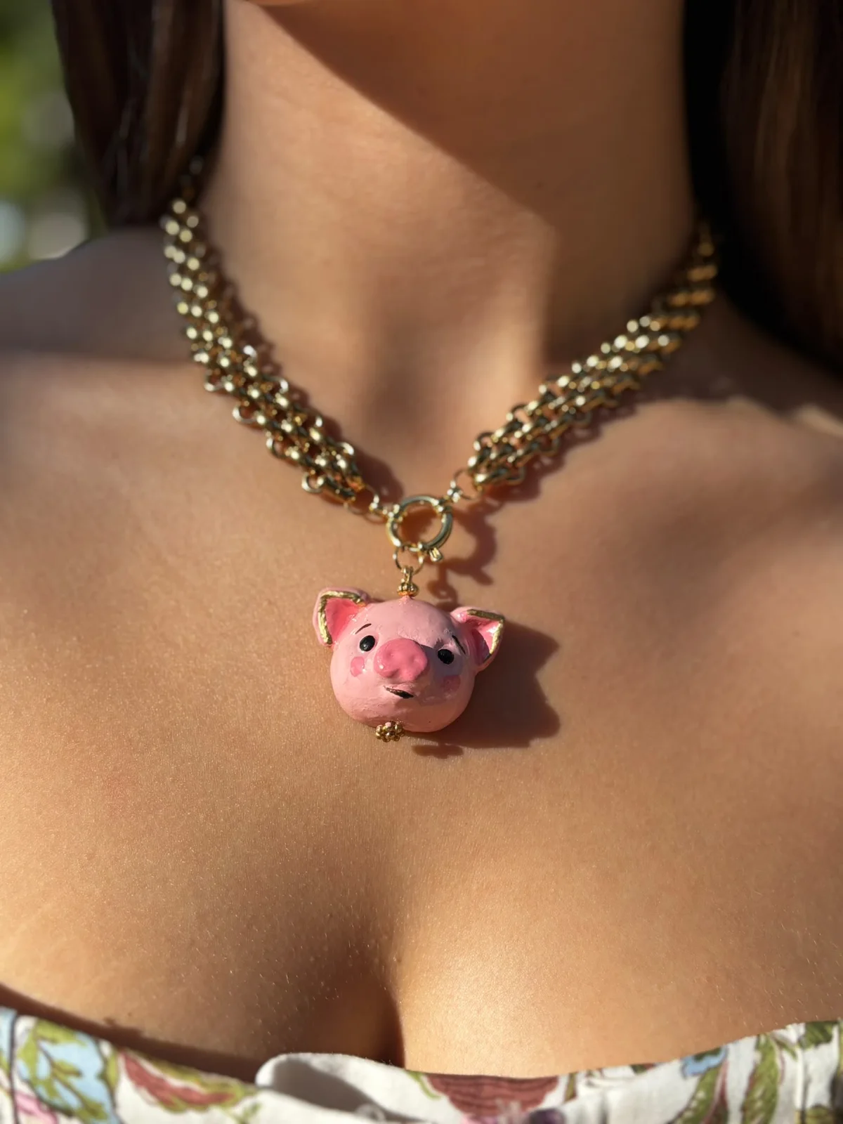 Collar cerdito de cerámica rosa pintado a mano con cadena gruesa dorada, puesto