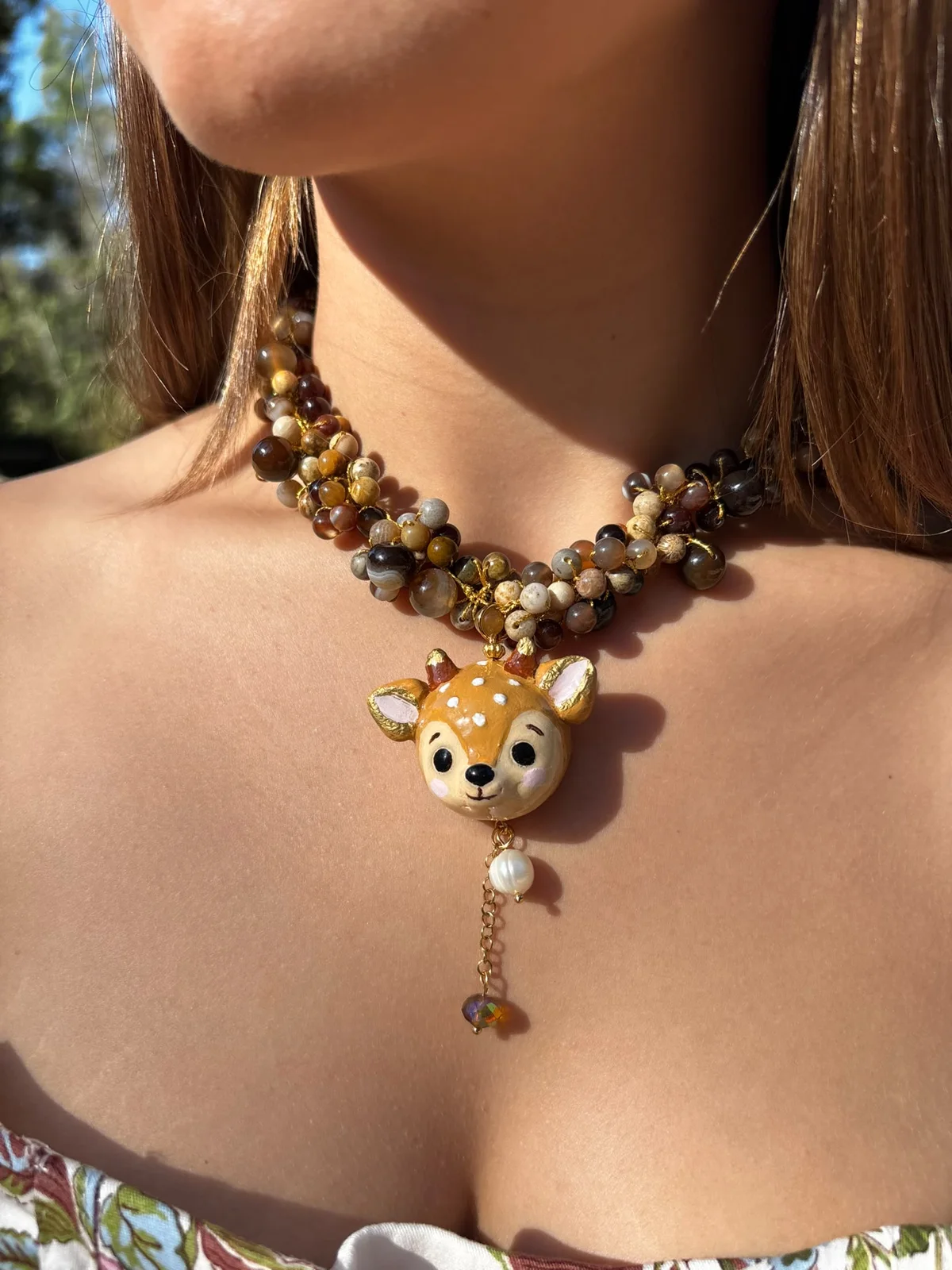 Collar ciervo baby de cerámica pintado a mano con crochet de cuentas marrones y perla, puesto