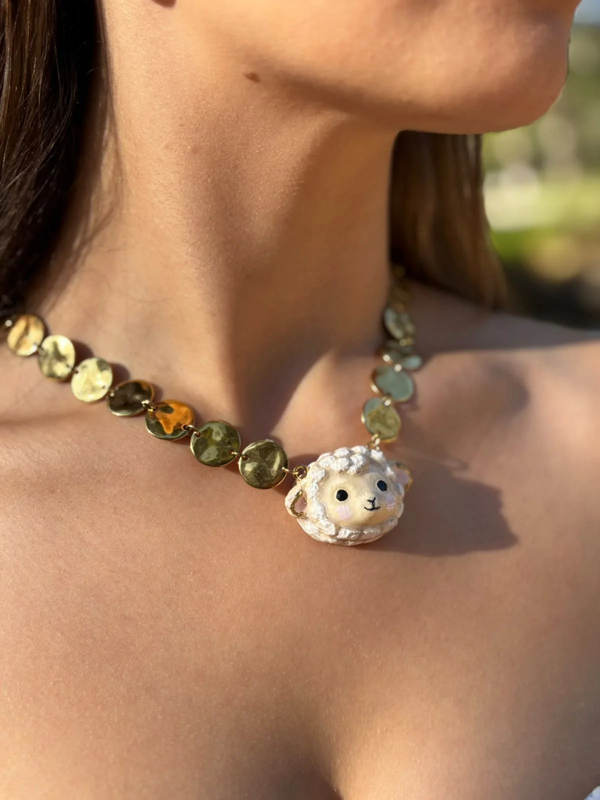 Collar ovejita de cerámica pintada a mano con cadena de discos dorados, puesto