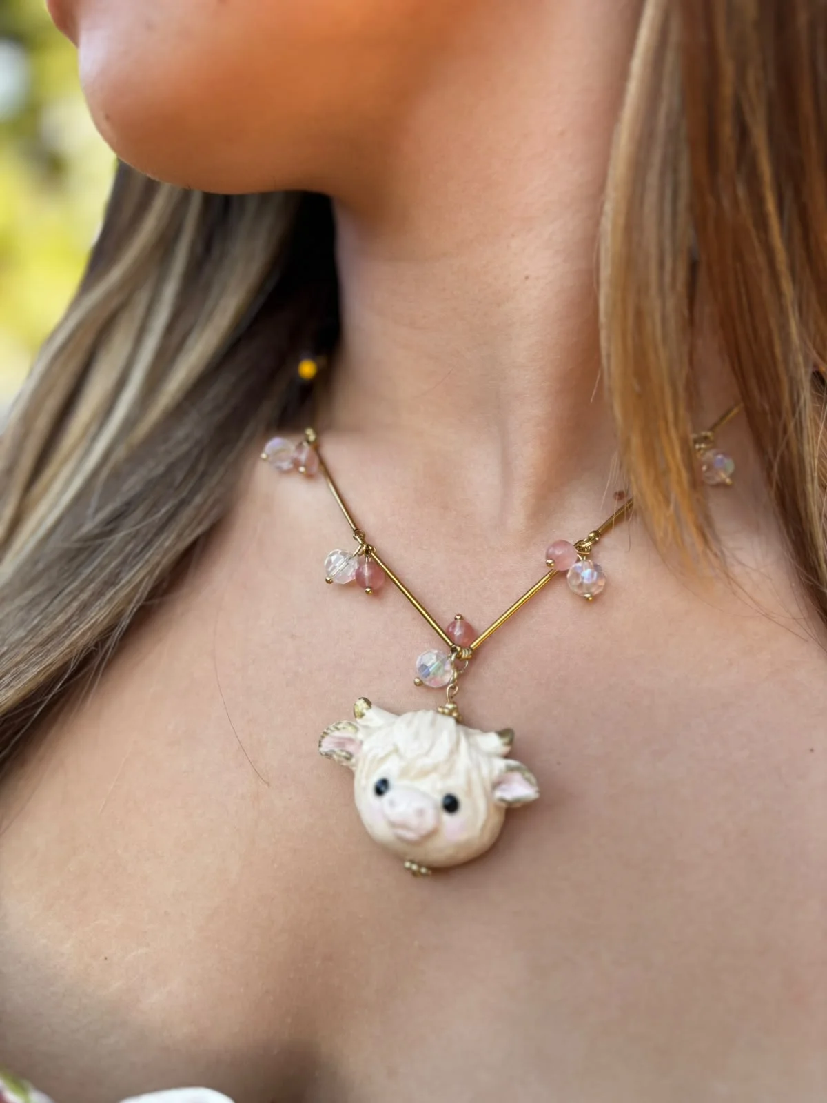 Collar vaca escocesa baby de cerámica con cuentas rosas y transparentes, puesto