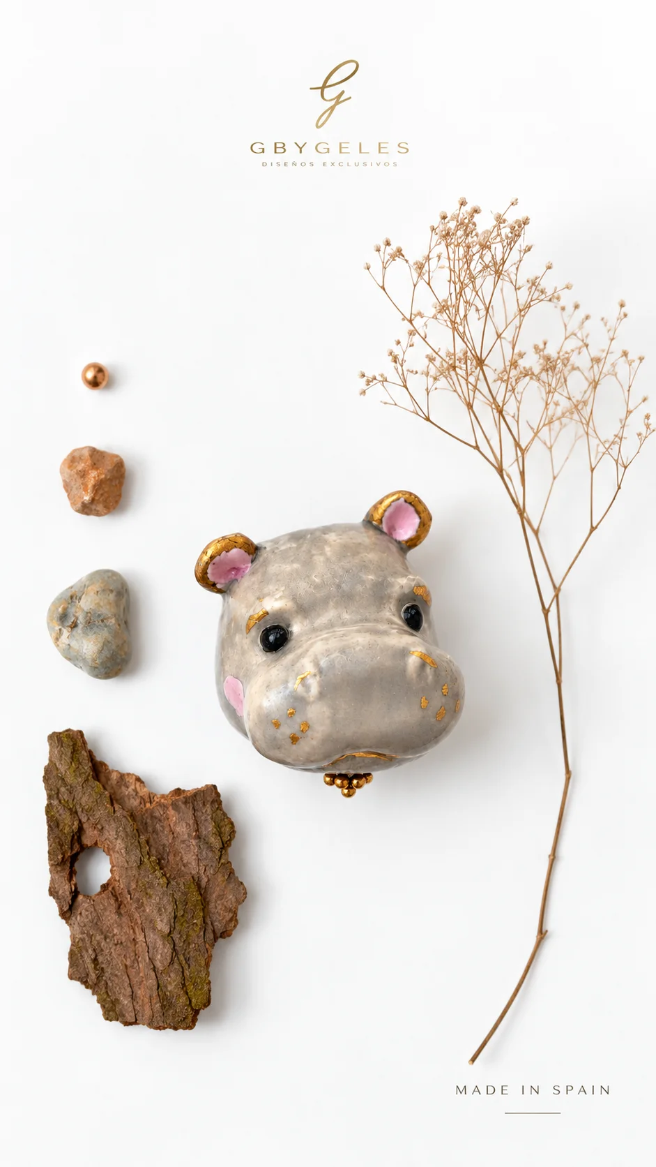 Colgante hipopótamo de cerámica gris pintado a mano con detalles en oro, edición Bambini de GbyGeles