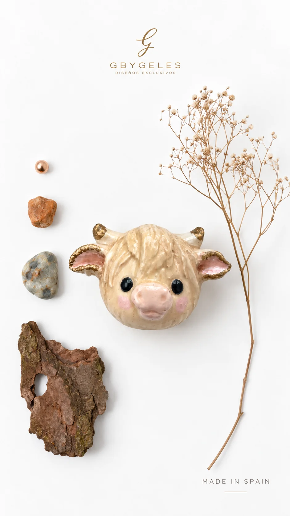 Colgante vaca escocesa baby de cerámica pintada a mano con detalles en oro, edición Bambini de GbyGeles